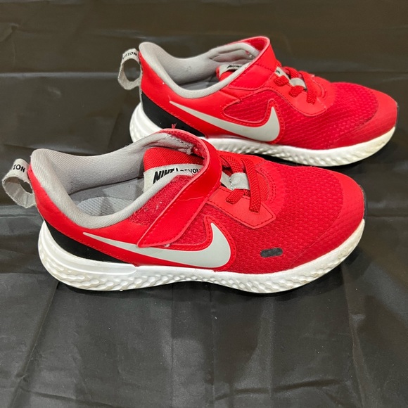 boys nike red shoes